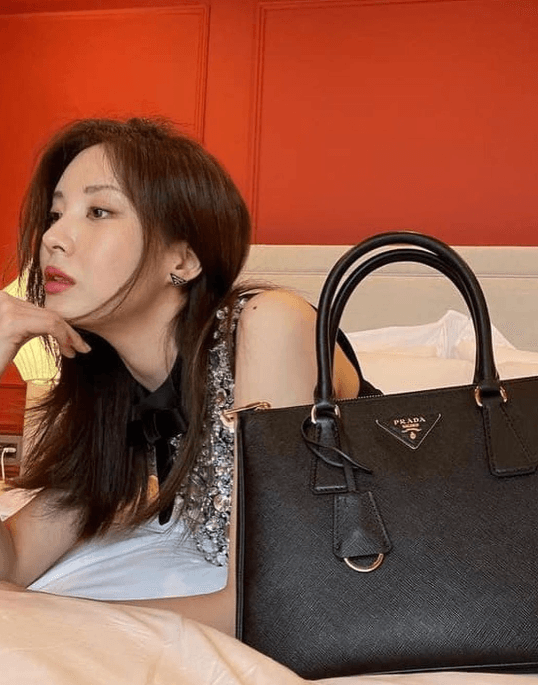 (서연 픽) 프라다 블랙 갤러리아 가죽 라지백