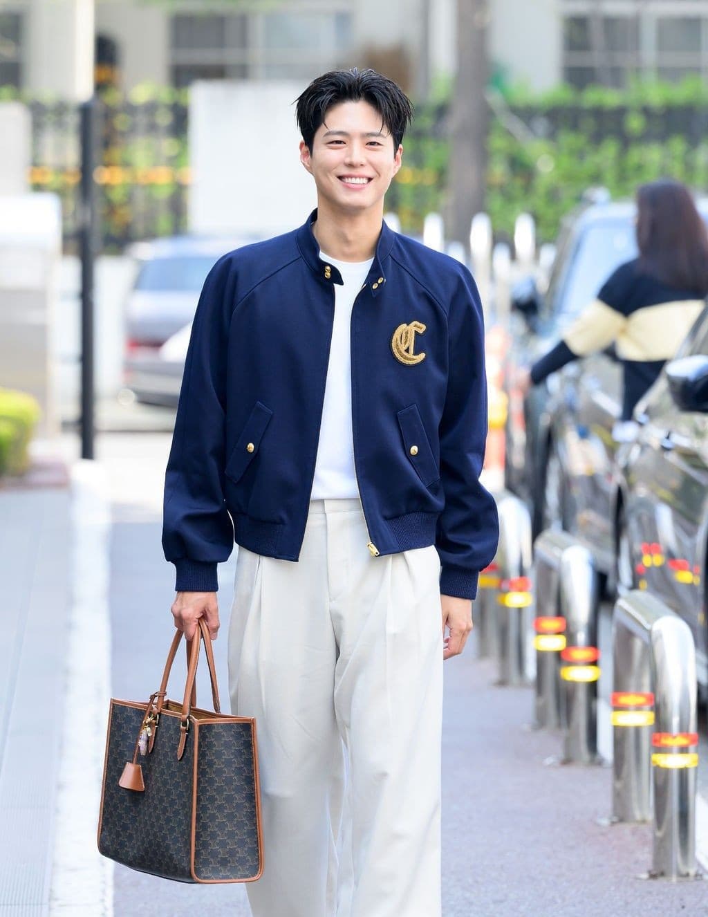 (박보검 픽) 셀린느 트리온프 캔버스 및 카프스킨 호리존탈 카바스 백 탠